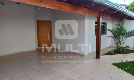 Casa com 3 quartos para alugar na Cidade Jardim, Uberlândia  por R$ 3.700