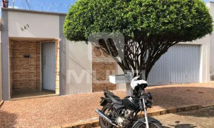 Casa com 3 quartos para alugar na Cidade Jardim, Uberlândia  por R$ 4.000
