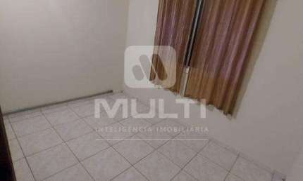Apartamento com 3 quartos para alugar no Chácaras Tubalina, Uberlândia  por R$ 1.200