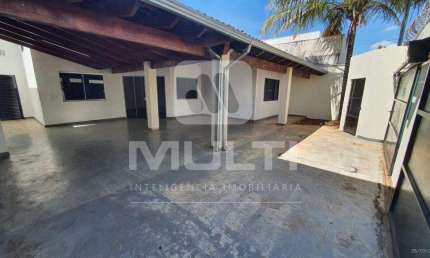 Casa com 3 quartos para alugar no Santa Rosa, Uberlândia  por R$ 3.300