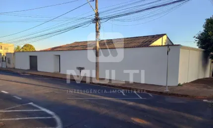 Casa com 3 quartos para alugar no custódio pereira, uberlândia  por r$ 3.100