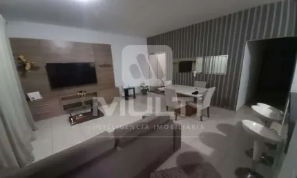 Casa com 3 quartos para alugar no Jardim Patrícia, Uberlândia  por R$ 3.500