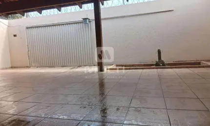 Casa com 4 quartos para alugar na Cidade Jardim, Uberlândia  por R$ 3.500