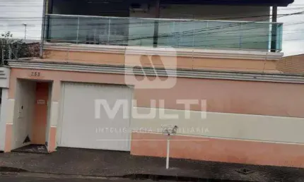 Barracão / Galpão / Depósito para alugar no Jardim Patrícia, Uberlândia  por R$ 3.500