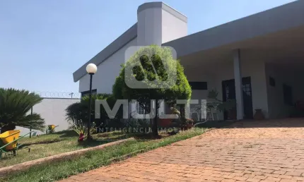 Casa com 5 quartos para alugar na Cidade Jardim, Uberlândia  por R$ 8.000