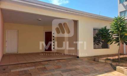 Casa com 3 quartos para alugar no Brasil, Uberlândia  por R$ 3.800