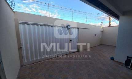 Casa com 3 quartos para alugar no Jardim Patrícia, Uberlândia  por R$ 3.150