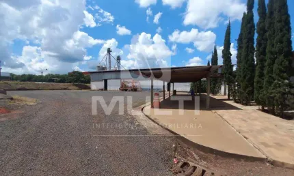 Barracão / Galpão / Depósito para alugar no Distrito Industrial, Uberlândia  por R$ 30.000