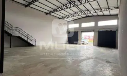 Barracão / Galpão / Depósito para alugar no Novo Mundo, Uberlândia  por R$ 8.000