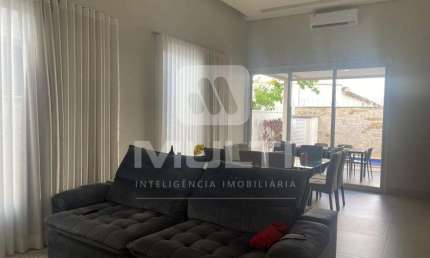 Casa em condomínio fechado com 3 quartos à venda em Laranjeiras, Uberlândia  por R$ 1.850.000
