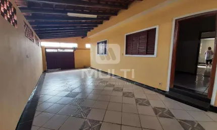 Casa com 3 quartos à venda no Tubalina, Uberlândia  por R$ 550.000