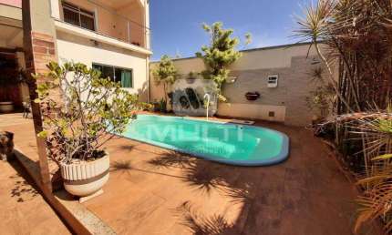 Casa com 4 quartos à venda no Jardim Patrícia, Uberlândia  por R$ 850.000