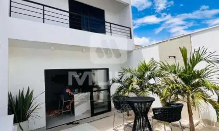 Casa com 3 quartos à venda no Jardim Europa, Uberlândia  por R$ 700.000