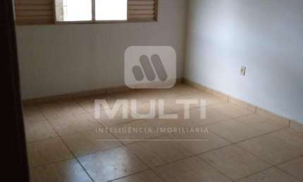 Apartamento com 3 quartos à venda no Copacabana, Uberlândia  por R$ 360.000