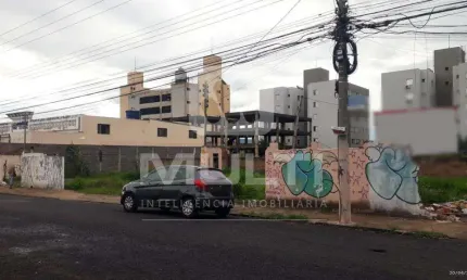 Terreno comercial à venda no Bom Jesus, Uberlândia  por R$ 1.500.000