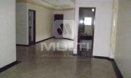 Casa com 3 quartos à venda em Carajás, Uberlândia  por R$ 700.000