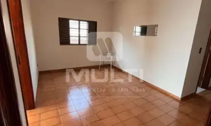 Casa com 4 quartos à venda no santa mônica, uberlândia  por r$ 790.000