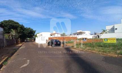 Terreno à venda em Saraiva, Uberlândia  por R$ 357.000