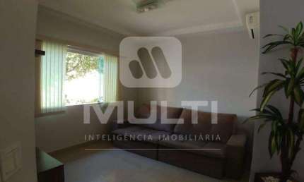 Casa com 4 quartos à venda no Custódio Pereira, Uberlândia  por R$ 840.000