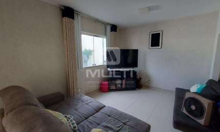 Casa com 3 quartos à venda no Umuarama, Uberlândia  por R$ 850.000