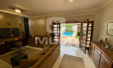 Casa com 3 quartos à venda no Jardim Karaíba, Uberlândia  por R$ 1.200.000