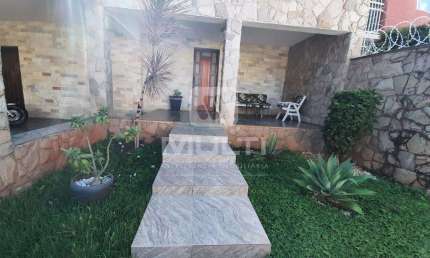 Casa com 3 quartos à venda no Lidice, Uberlândia  por R$ 850.000