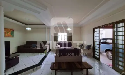 Casa com 3 quartos à venda no Santa Mônica, Uberlândia  por R$ 700.000