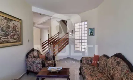 Casa com 5 quartos à venda no Umuarama, Uberlândia  por R$ 990.000