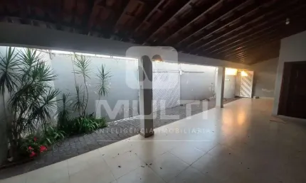 Casa com 3 quartos para alugar no Santa Mônica, Uberlândia  por R$ 4.200
