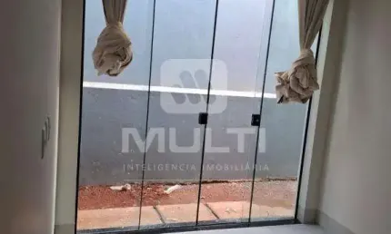 Casa com 3 quartos à venda no Portal do Vale, Uberlândia  por R$ 650.000