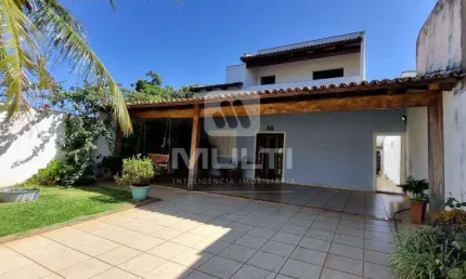 Casa com 3 quartos à venda no Marta Helena, Uberlândia  por R$ 700.000
