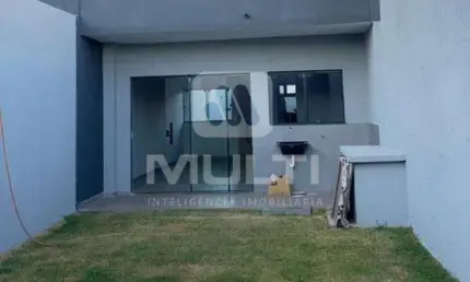 Casa com 2 quartos à venda no Jardim Europa, Uberlândia  por R$ 450.000