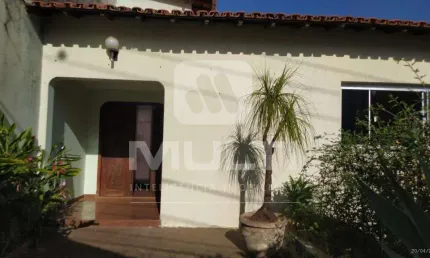 Casa com 4 quartos à venda no Lidice, Uberlândia  por R$ 750.000