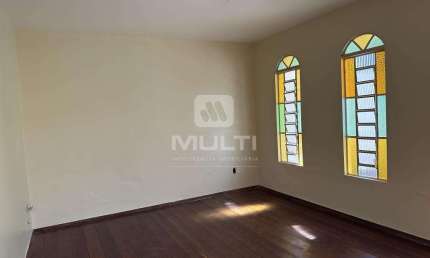 Casa com 3 quartos à venda na Vila Póvoa, Uberlândia  por R$ 1.000.000