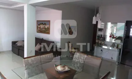 Casa com 4 quartos à venda no Jardim Europa, Uberlândia  por R$ 650.000