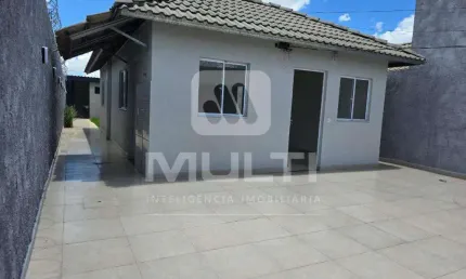Casa com 2 quartos à venda no Residencial Pequis, Uberlândia  por R$ 260.000