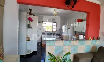 Casa com 2 quartos à venda em São Jorge, Uberlândia  por R$ 400.000