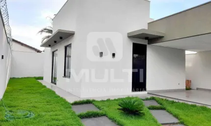 Casa com 3 quartos à venda no Jardim Europa, Uberlândia  por R$ 700.000