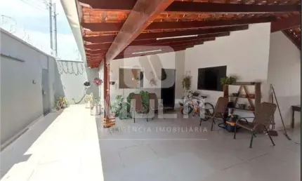 Casa com 3 quartos à venda no Jardim Europa, Uberlândia  por R$ 520.000