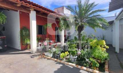 Casa com 4 quartos à venda no Jardim Europa, Uberlândia  por R$ 480.000