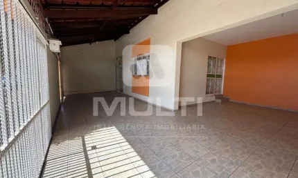 Casa com 4 quartos à venda no Tabajaras, Uberlândia  por R$ 950.000