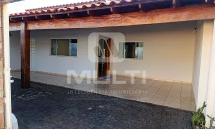 Casa com 3 quartos para alugar na Cidade Jardim, Uberlândia  por R$ 4.000