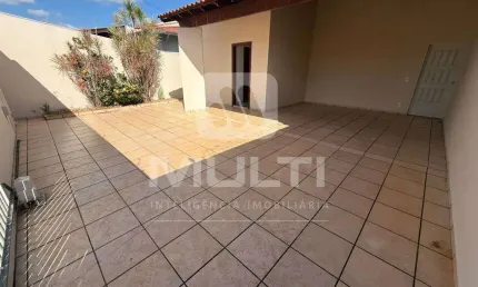 Casa com 3 quartos para alugar no Vigilato Pereira, Uberlândia  por R$ 4.200