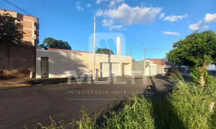 Casa com 3 quartos para alugar no Tibery, Uberlândia  por R$ 4.500