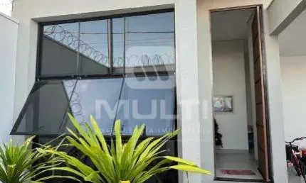 Casa com 4 quartos para alugar no Novo Mundo, Uberlândia  por R$ 9.000