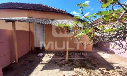Casa com 2 quartos para alugar no Martins, Uberlândia  por R$ 700