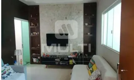 Casa com 3 quartos à venda em granada, uberlândia  por r$ 750.000