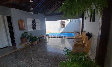 Casa com 3 quartos à venda no Jardim Patrícia, Uberlândia  por R$ 630.000
