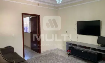 Casa com 3 quartos à venda no Jardim Patrícia, Uberlândia  por R$ 600.000