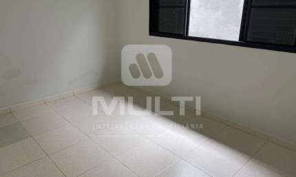 Casa com 2 quartos à venda no Santa Mônica, Uberlândia  por R$ 680.000